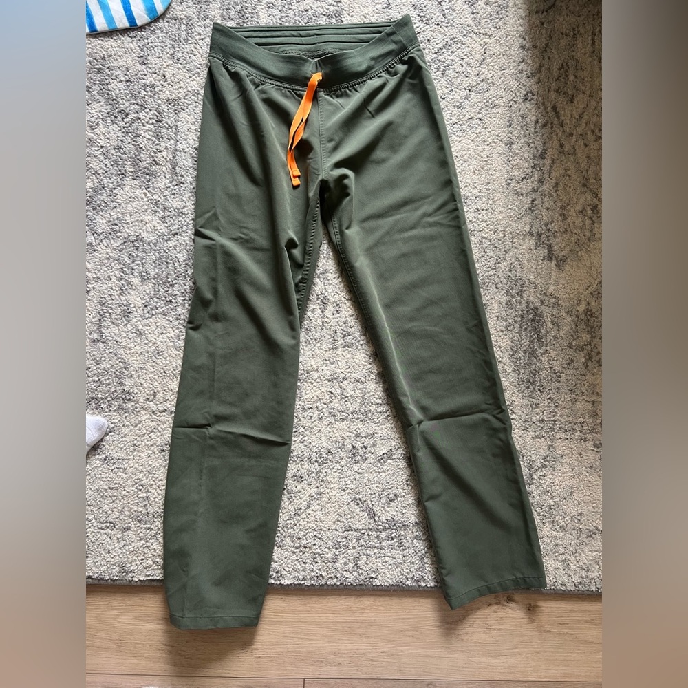 Figs Livingston women’s scrub pants small tall green